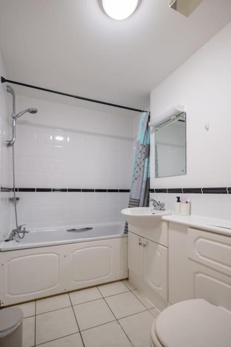 Morden London Apartment, By The Sea With Free Parking Exterior photo